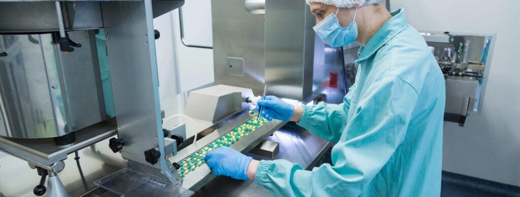 Pharmaceutical manufacturing facility with quality-controlled packaging line
