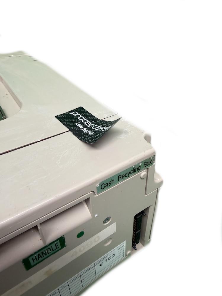 Tamper-evident security label on a cash box for banking applications